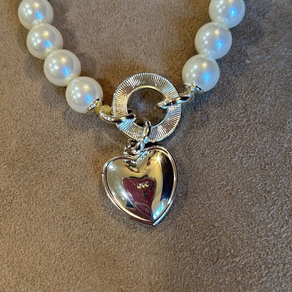 Pearl and crystal heart elastic bracelet. EUC - Picture 3 of 4